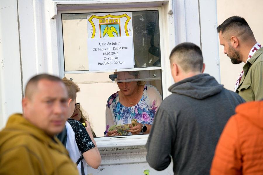 Casele de bilete sunt luate cu asalt doar când vin granzii // FOTO Facebook MATCHDAY EXPERIENCE, episodul 6 » Stadionul Mioveni: Confort da, restul lipsește cu desăvârșire