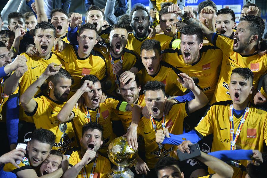 Doru Dumitrescu, primul din dreapta jos, la decernarea trofeului de campioană, în 2017 Fața îngrozitoare a gloriei: mare talent, campion cu Hagi la 19 ani, retras la 23! » „Mi s-a greșit operația. Plângeam noaptea, dar nimeni de la club nu se interesa de mine”