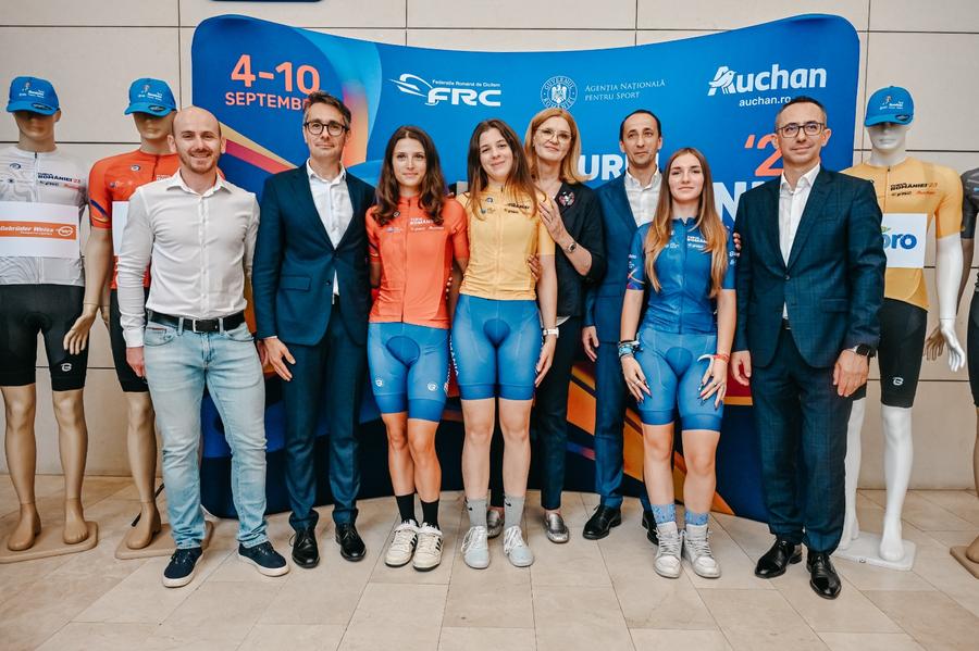 Poză de grup de la lansarea Turului României 2023 Turul României la ciclism: program complet, când va avea loc și cine participă » Covaliu și Lipă, printre susținători: „Prima diplomă la un concurs de triciclete”