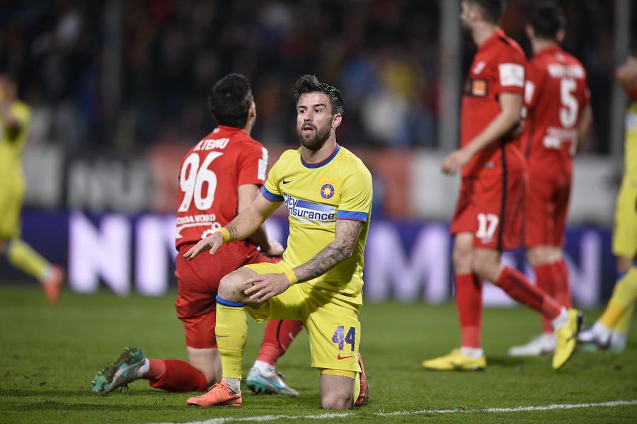 Enache, într-un derby FCSB - Dinamo Gabi Enache acuză „lipsa incredibilă de organizare” de la Craiova lui Mititelu: „Napoli se scuza în ultimul hal în fața mea. E greu să faci performanță când n-ai mâncare”