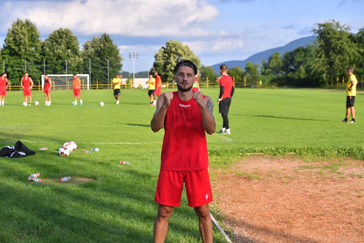 Atenție, dinamoviștii fac poze: „«Bello», frumosule, uită-te!” » Cine a pozat ca fotomodel, „jucător la Barcelona” și luptător kung fu