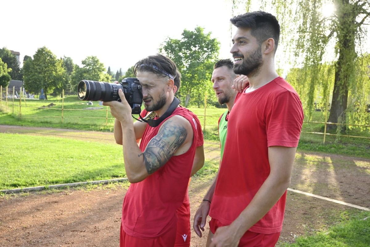 Atenție, dinamoviștii fac poze: „«Bello», frumosule, uită-te!” » Cine a pozat ca fotomodel, „jucător la Barcelona” și luptător kung fu
