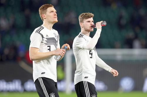 Marcel Halstenberg (stânga) lasă Bundesliga pentru liga a doua. Foto: Imago Images