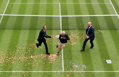 Proteste pe iarba de la Wimbledon » Două persoane au fost arestate