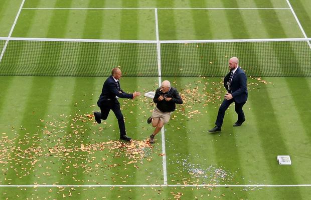 Proteste pe iarba de la Wimbledon » Două persoane au fost arestate
