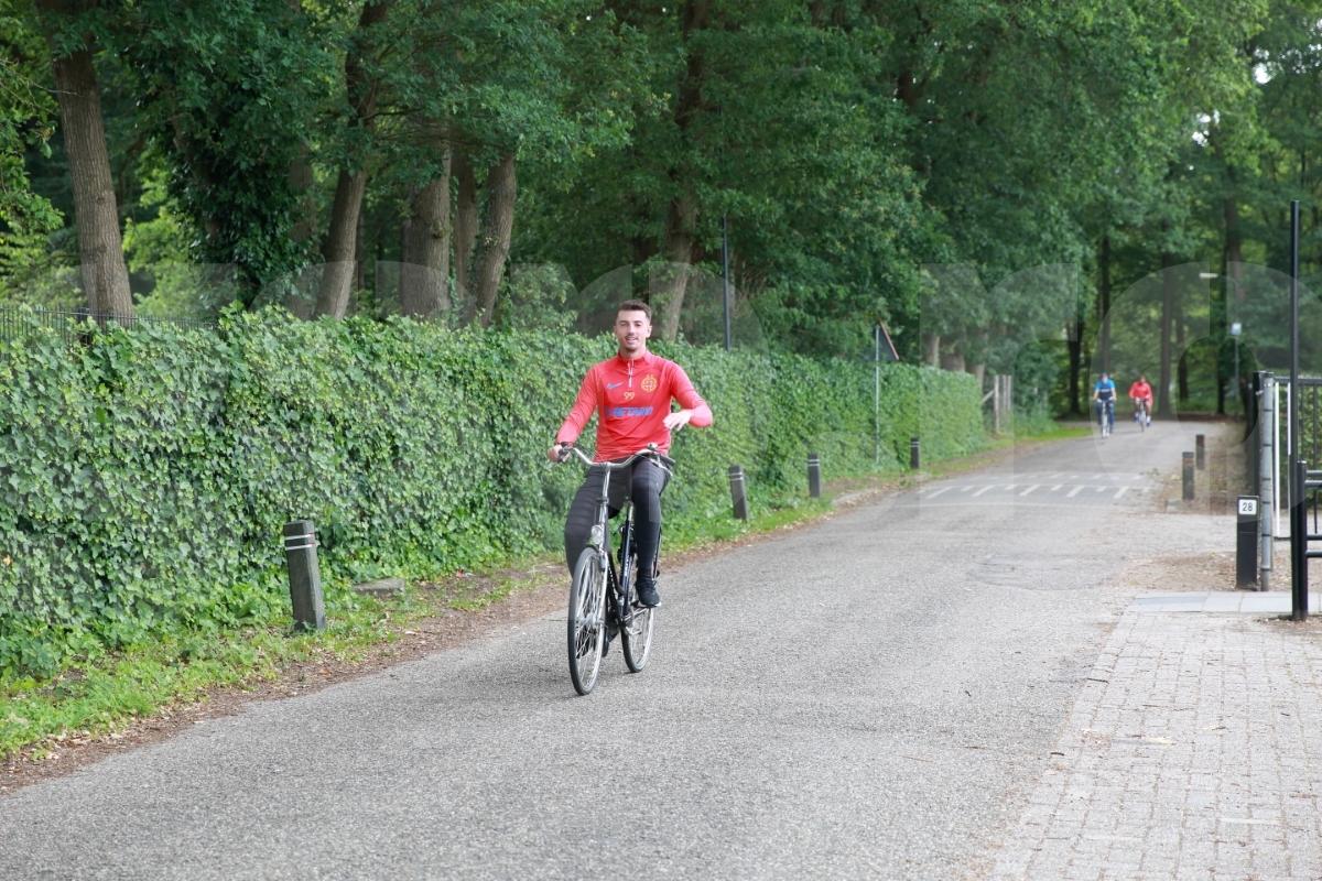 Reportaj: În timp ce România devine țară-pharma, Olanda e plină de bicicliști!