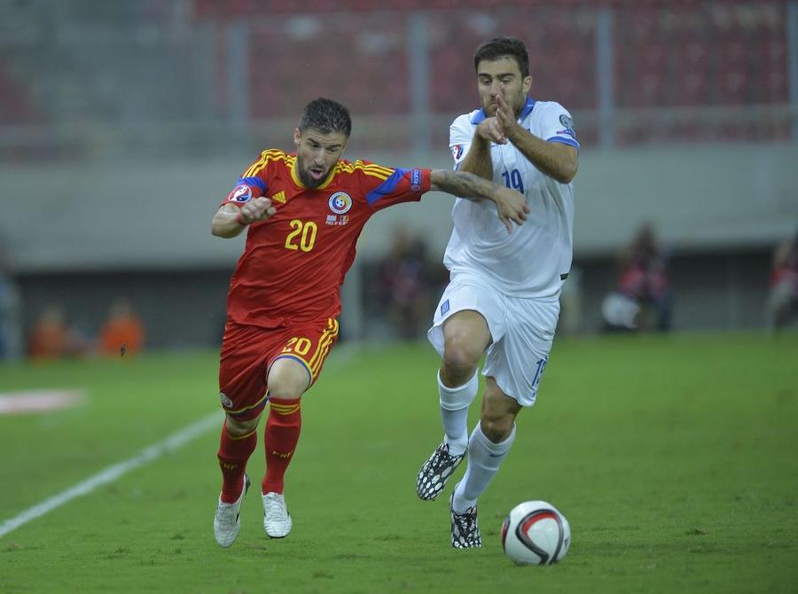 Enache trece de Sokratis Papastathopoulos într-un meci Grecia - România 0-1 Gabi Enache acuză „lipsa incredibilă de organizare” de la Craiova lui Mititelu: „Napoli se scuza în ultimul hal în fața mea. E greu să faci performanță când n-ai mâncare”