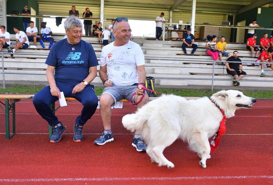 Mircea Lucescu, alături de un fan dinamovist/ foto: Cristi Preda (GSP) Poza verii cu Il Luce » Mircea Lucescu, vedetă la Dinamo - Dinamo Kiev