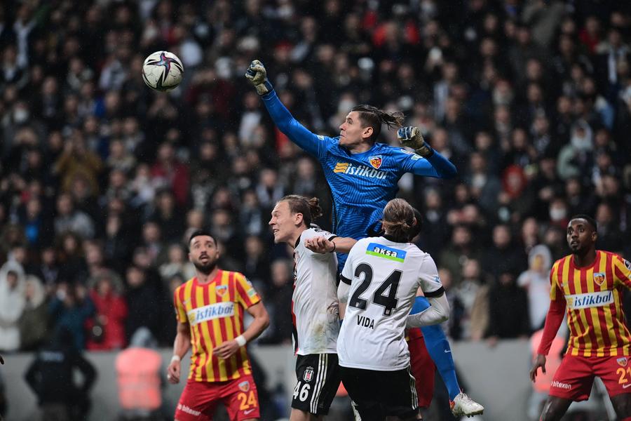 Patru este numărul trofeelor pe care Silviu le-a câștigat în carieră, toate la Astra: campion al României și Cupa, dar și dublu câștigător al Supercupei FOTO sportpictures.eu Silviu Lung jr, gata să revină în Superligă: „Sunt discuții” + dezvăluiri despre Șumudică și locul unde n-ar mai apăra niciodată