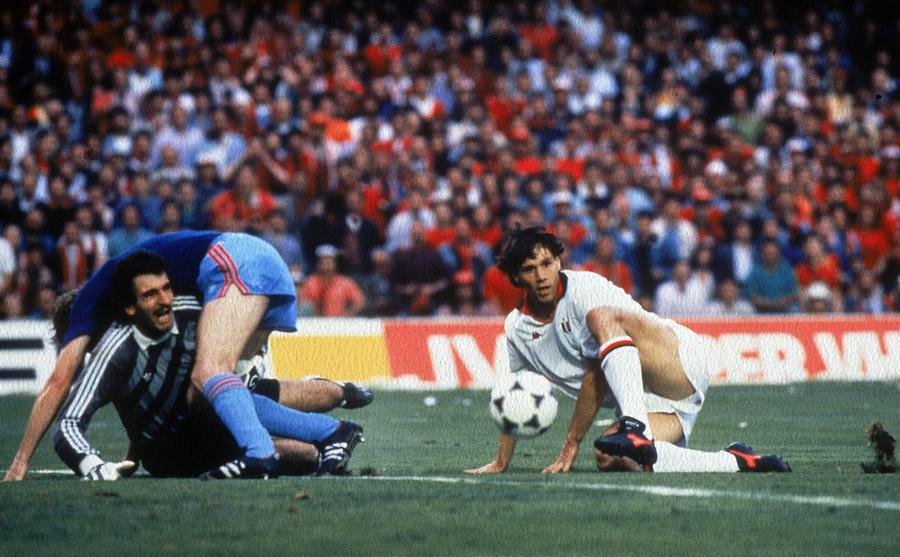 Silviu Lung senior a apărat la Steaua între 1988-1990. Aici, în finala Champions League din 1989, AC Milan - Steaua 4-0, cu Marco van Basten adversar FOTO Imago Cum a ajuns Nicolae Ceaușescu în programul oficial al finalei Champions League, PSG - Arsenal: „Un fior în corp care te pregătește”