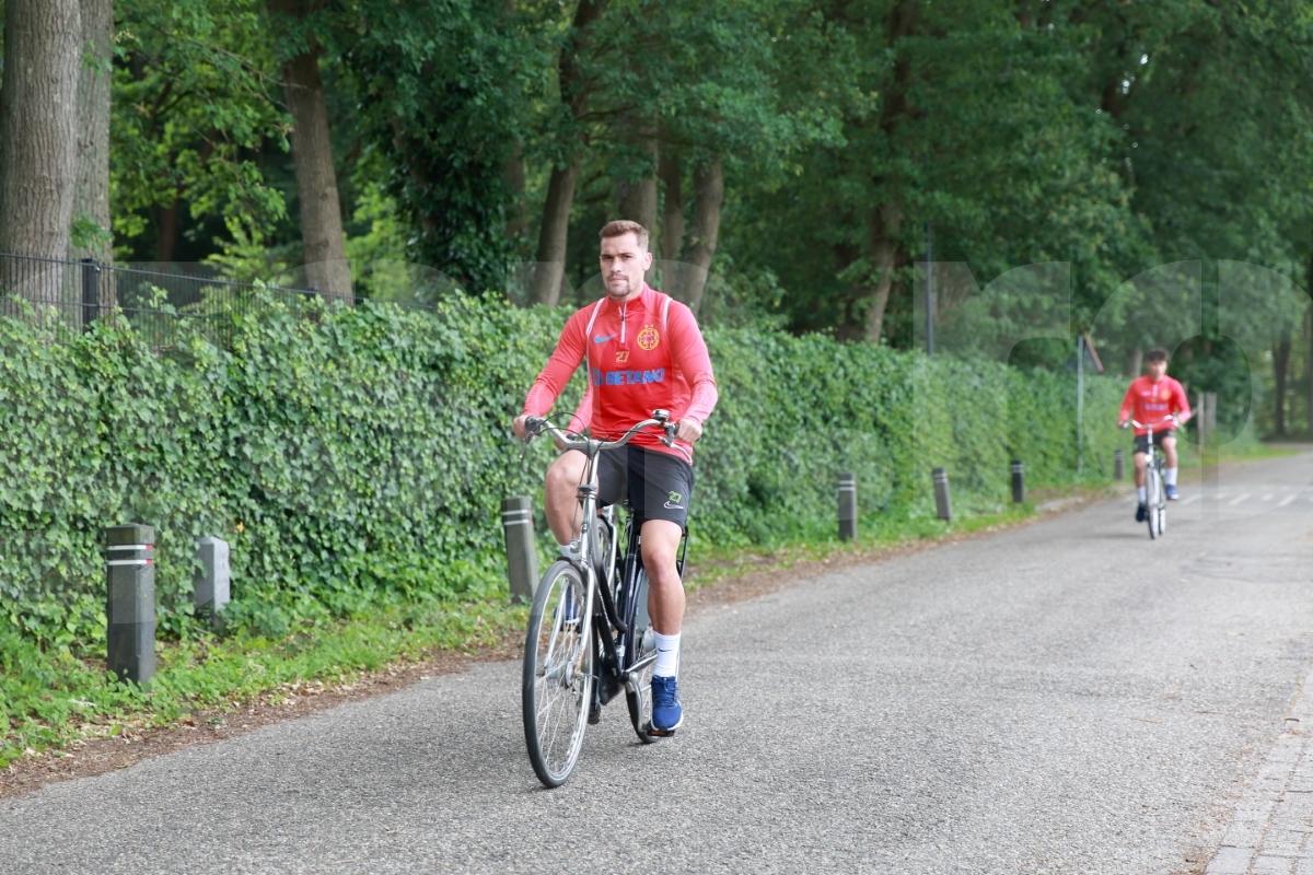 Reportaj: În timp ce România devine țară-pharma, Olanda e plină de bicicliști!