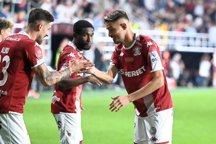 Funsho Bambgoye (în centru) era unul dintre favoriții tribunelor din Giulești Funsho revine în Superliga » A ajuns deja în România