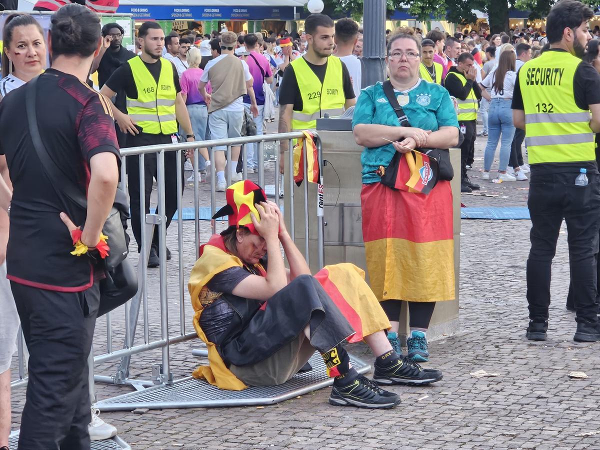 Imaginile deznădejdii la Stuttgart după Spania - Germania » Cei 30.000 de nemți din fan zone, dărâmați la final