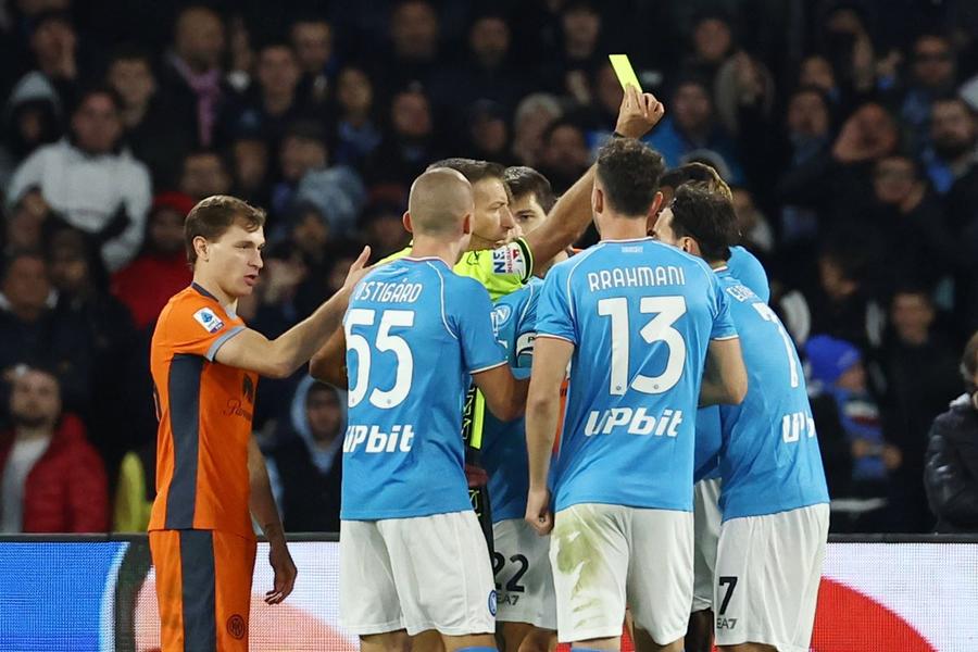 Un cartonaș galben arătat de arbitru lui Eljif Elmas pentru proteste într-un Napoli - Inter / Foto: Imago 8 noutăți în sezonul viitor din Serie A. Cea mai stranie e „pauza de calmare”!