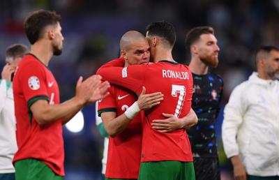 Imagini emoționante după eliminarea Portugaliei: până și Pepe știe să plângă! Cristiano Ronaldo l-a consolat după eșecul cu Franța