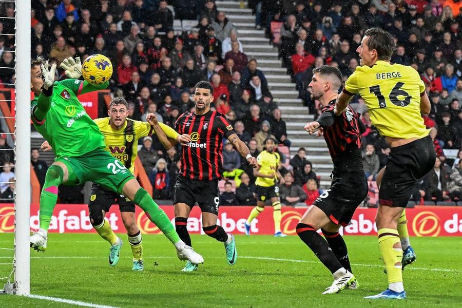 Ionuț Radu a prins doar 5 meciuri la Bournemouth, unde n-a mai apărat de 8 luni, de la un 1-6 cu Manchester City / Foto: Imago Ionuț Radu, noul urmaș al lui Ciprian Tătărușanu?! Ultima ofertă de transfer