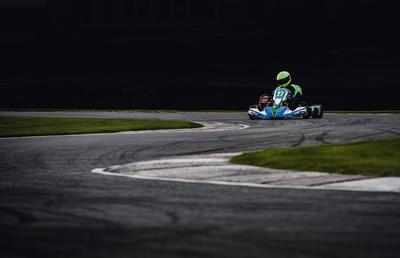 Kartingul ca activitate de Team Building: Beneficii și idei