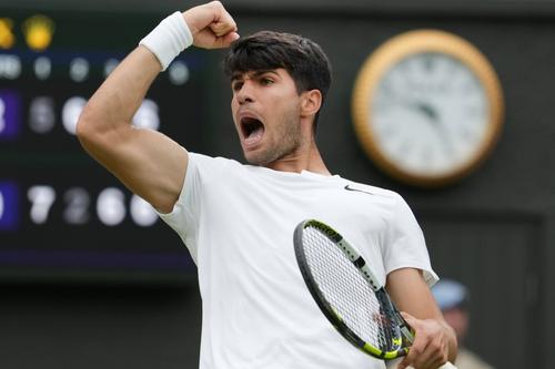 Carlos Alcaraz la finalul meciului din turul 3 de la Wimbledon 2024 Foto: Imago