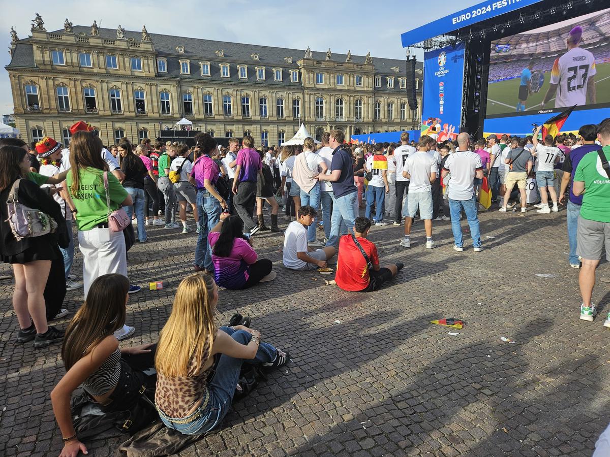 Imaginile deznădejdii la Stuttgart după Spania - Germania » Cei 30.000 de nemți din fan zone, dărâmați la final