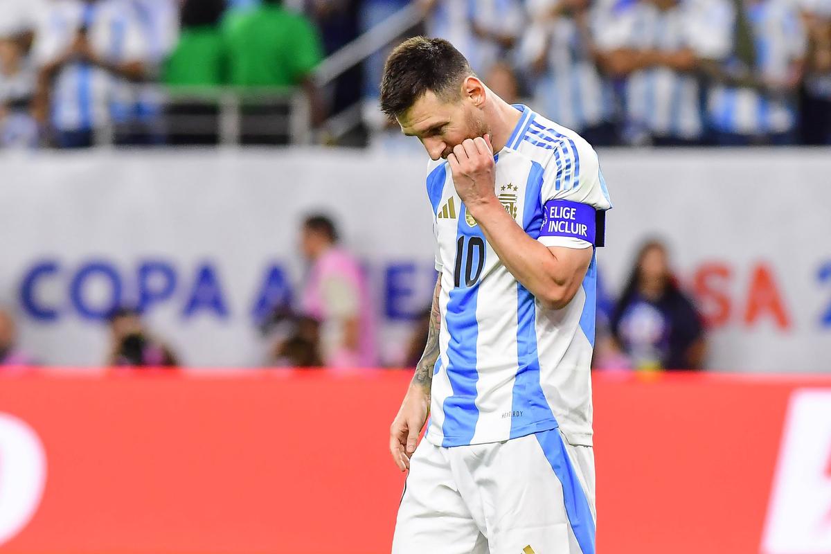 Argentina - Ecuador » Lionel Messi, salvat de Emiliano Martinez