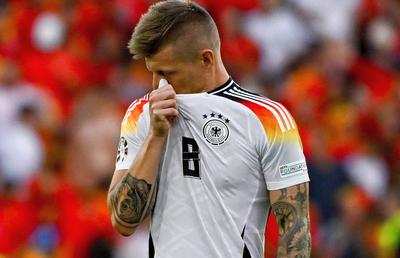 Finalul agonizant al „erei Toni Kroos” » Imagini emoționante la final, după eliminarea Germaniei de la EURO. Legenda nemților a rămas minute bune pe gazon