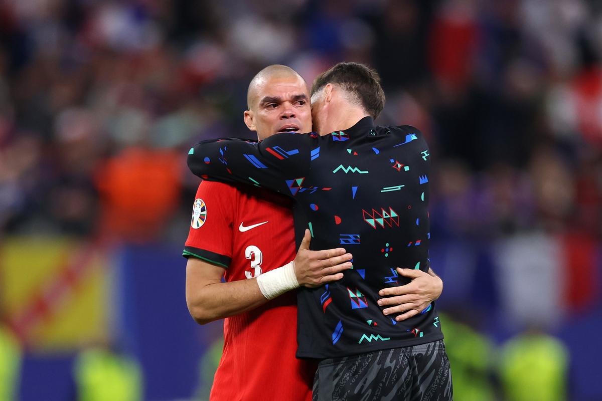 Imagini emoționante după eliminarea Portugaliei: până și Pepe știe să plângă! Cristiano Ronaldo l-a consolat după eșecul cu Franța