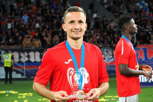 Marius Ștefănescu, cu trofeul de cel mai bun jucător al Supercupei/ foto Ionuț Iordache (GSP)