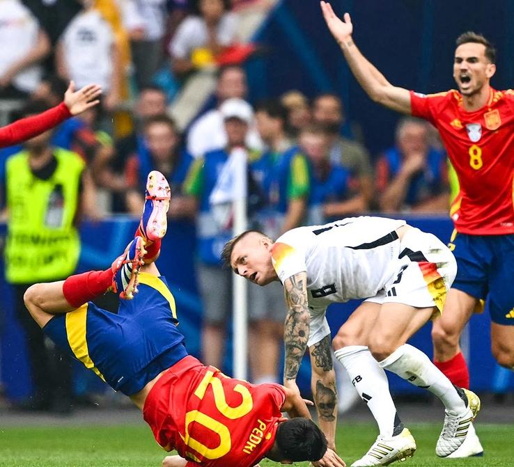 Faza faultului cu care Toni Kroos îl scoate din joc pe Pedri / Foto: Imago