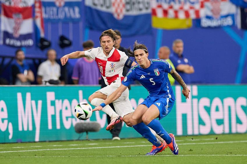 Riccardo Calafiori, în duel cu Luka Modric / Foto: Imago