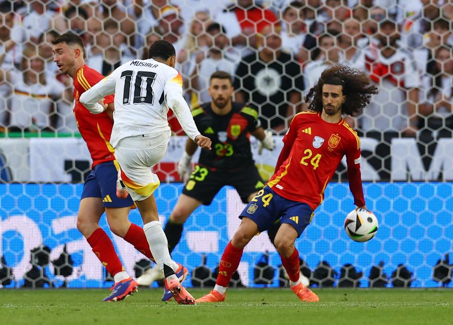Mingea șutată de Musiala din afara careului lovește mâna lui Cucurella / Foto: Imago Italienii îi consolează pe nemți pentru deciziile luate de arbitrul Taylor » Cele mai tari glume după eliminarea Germaniei