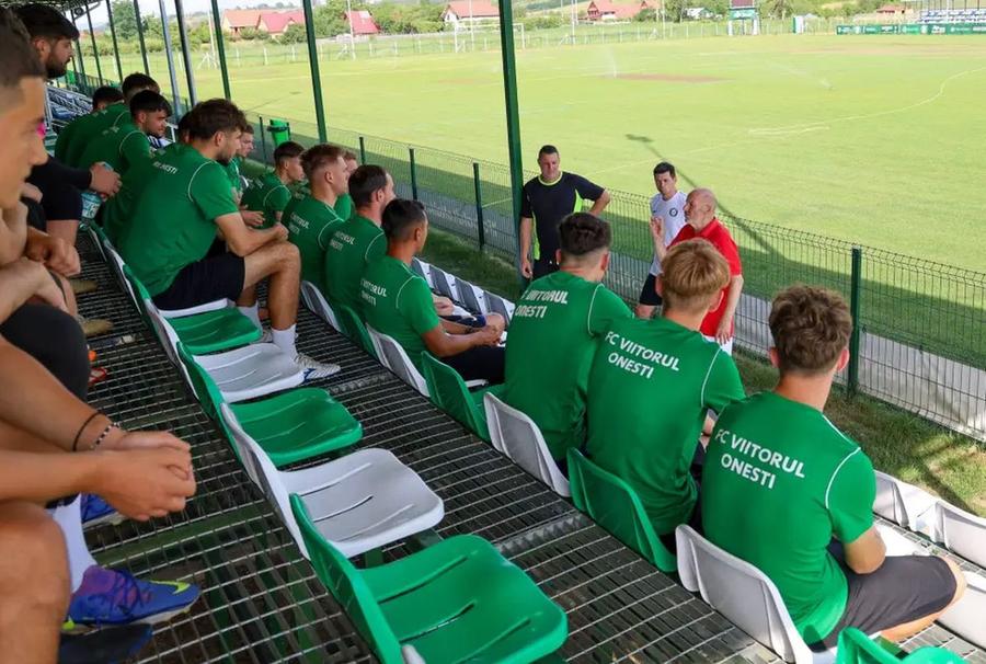 Ioan Sdrobiș le ține un discurs jucătorilor de la Viitorul Onești/ foto: Monitorul de Trotuș „I-am spus clubului că o să retrogradeze! Înainte era Miliția, apoi a venit Cooperativa!” » Acuzații grave despre lupta din sezonul trecut în interviul din GSP: „Eu n-am tolerat blaturile!”