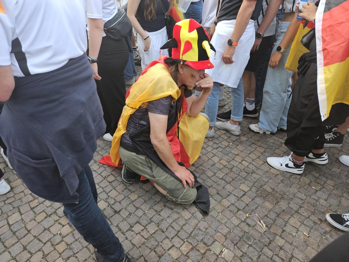 Imaginile deznădejdii la Stuttgart după Spania - Germania » Cei 30.000 de nemți din fan zone, dărâmați la final