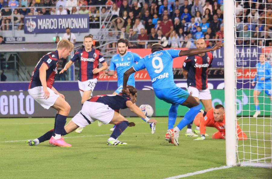Ricardo Calafiori deviază cu mâna în careul mic o minge șutată spre poartă, într-un meci Bologna - Napoli / Foto: Imago 8 noutăți în sezonul viitor din Serie A. Cea mai stranie e „pauza de calmare”!