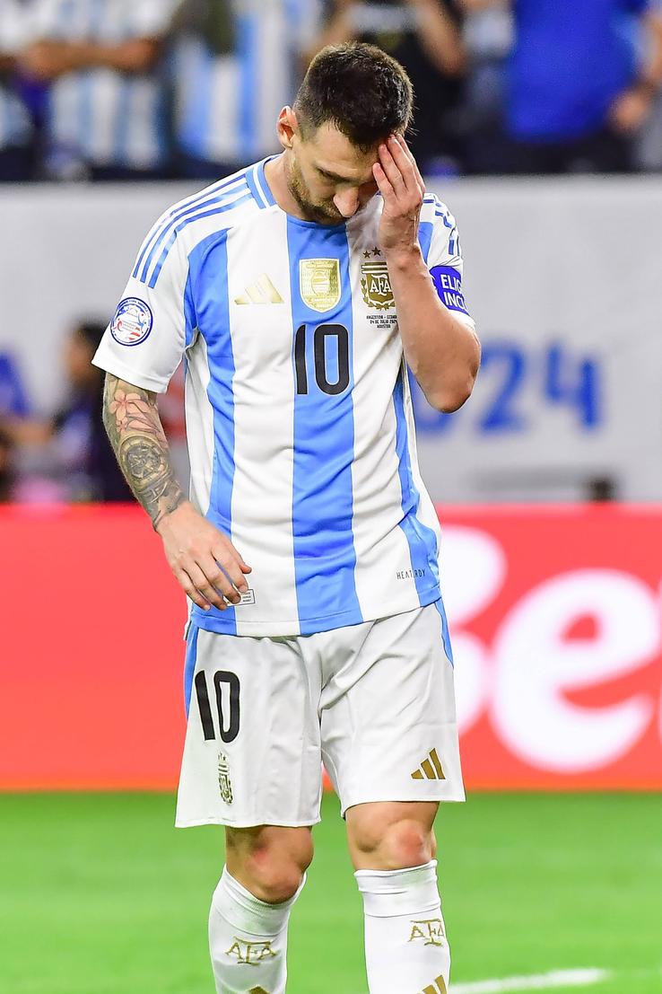 Argentina - Ecuador » Lionel Messi, salvat de Emiliano Martinez / Foto: Imago Images