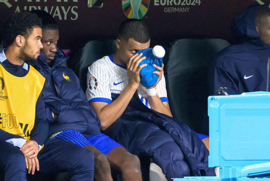 Kylian Mbappe, în suferință pe banca de rezerve / Sursă foto: Imago Images Kylian Mbappe n-a mai prins finalul „sfertului” cu Portugalia în teren! Imagini îngrijorătoare cu starul Franței