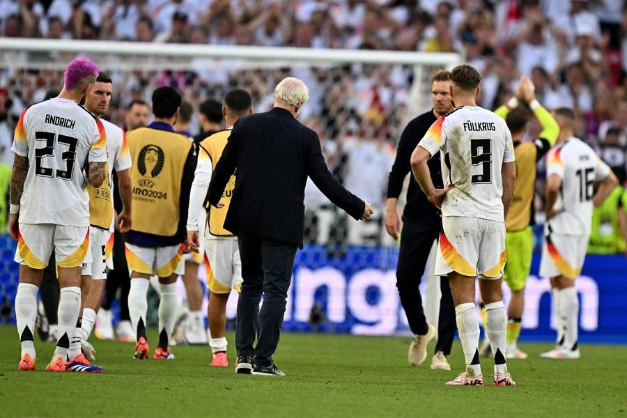 Julian Nagelsmann și-a consolat jucătorii germani după ce a părăsit Euro 2024 din sferturile de finală / Foto: Imago Nagelsmann a răbufnit: „De ce nu vedeți acest penalty clar, deși aveți 48.000 de reluări?” + Schweinsteiger: „Îmi sângerează inima când văd așa nedreptate!”