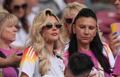Apariție răvășitoare! Blonda care a pus monopol pe „oficiala” stadionului din Stuttgart, înainte de Spania - Germania