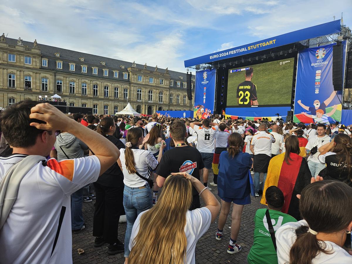 Imaginile deznădejdii la Stuttgart după Spania - Germania » Cei 30.000 de nemți din fan zone, dărâmați la final
