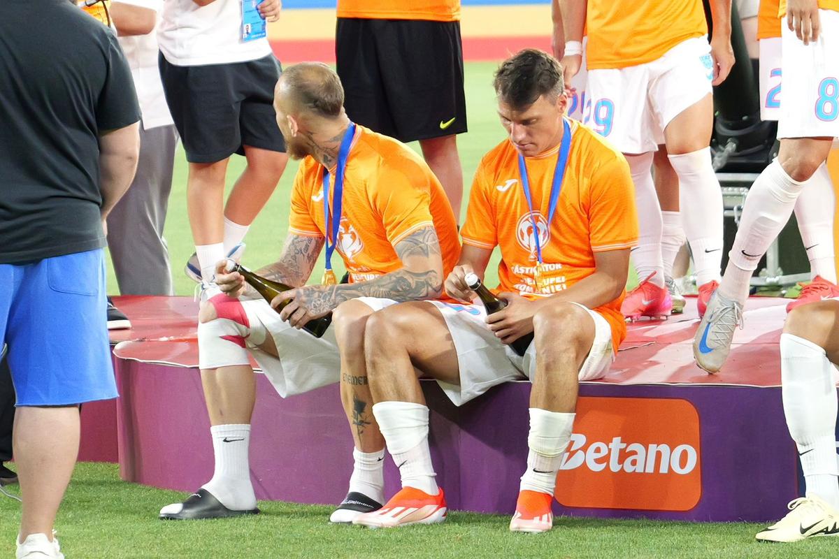 FCSB a primit trofeul Supercupei