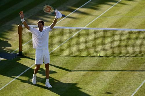 Nicolas Jarry sărbătorind calificarea în „optimi” la Wimbledon Foto: Guliver/GettyImages