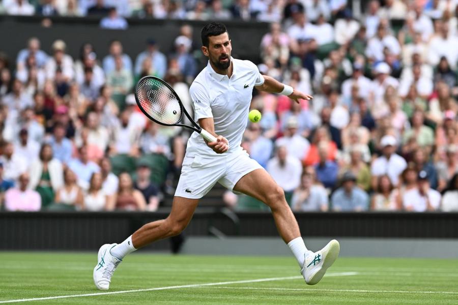 Novak Djokovic, în „optimi” la Wimbledon/Foto: Getty Images „Ce e gluma asta? Totul e foarte prost” » Wimbledon a ajuns ca Roland Garros, iar acest lucru îi scoate din sărite pe marii favoriți