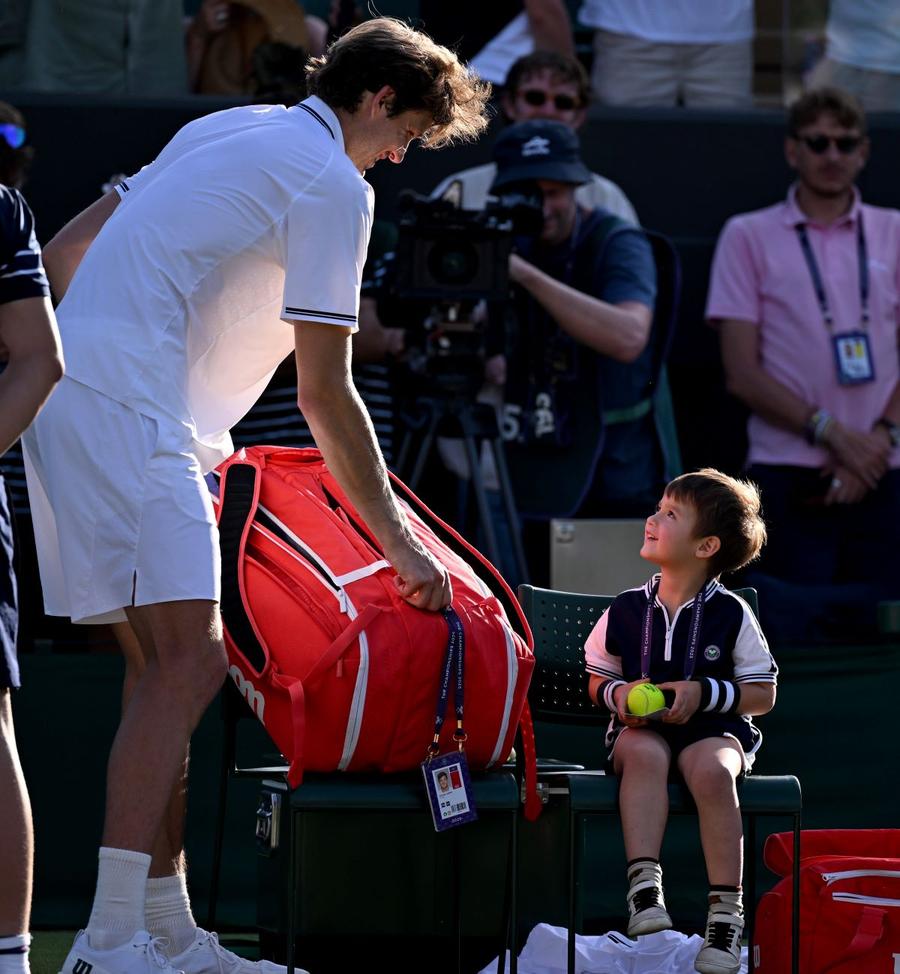 Nicolas Jarry și fiul său, Juan, la Wimbledon Foto: Imago Images A furnizat o surpriză pe tabloul masculin de la Wimbledon, revenind după o afecțiune teribilă: „M-am trezit și nu am putut deschide ochii”