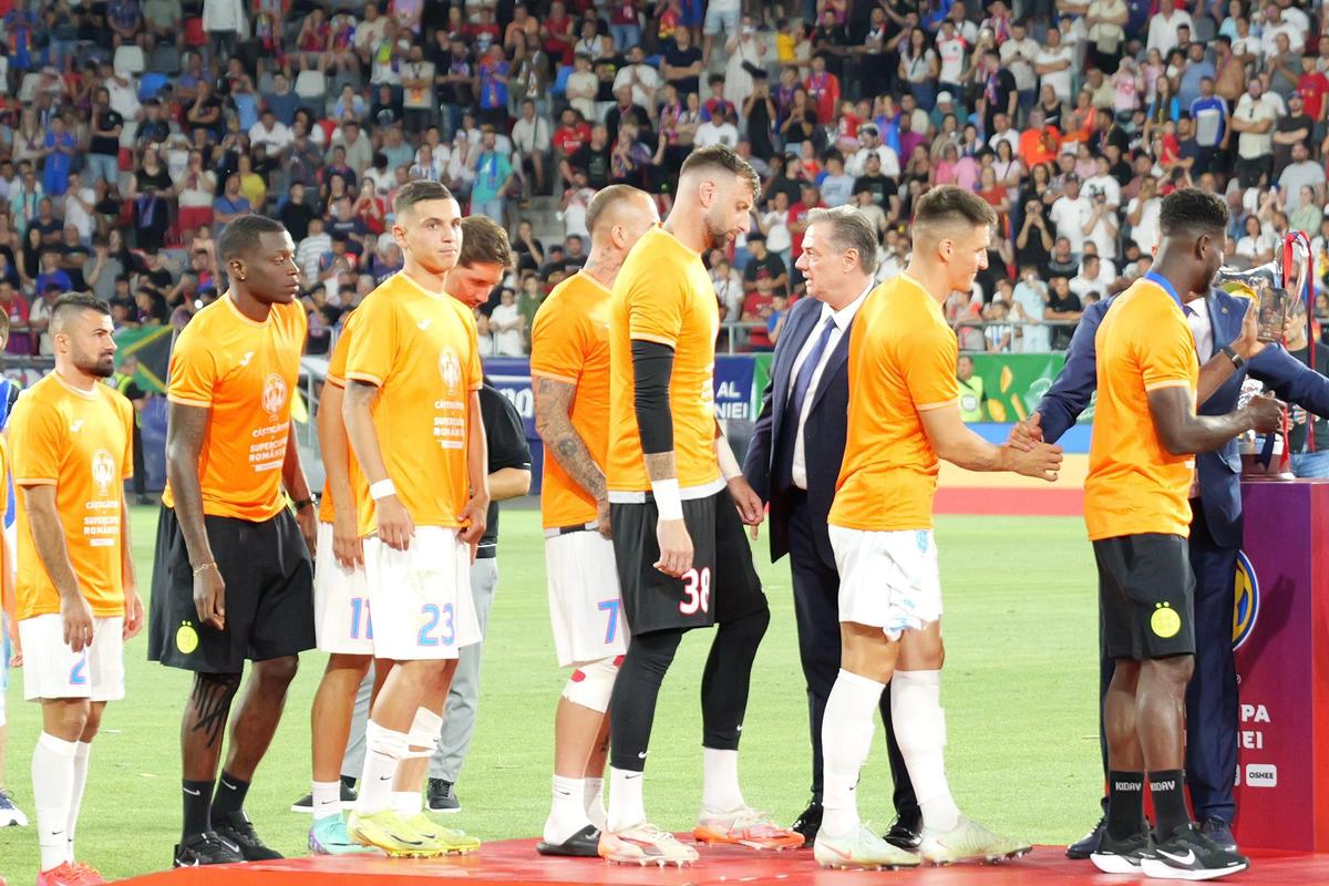 FCSB a primit trofeul Supercupei