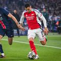Gabriel Martinelli (dreapta), în duel cu Achraf Hakimi la semifinala Ligii Campionilor dintre Arsenal și PSG / Foto: Imago