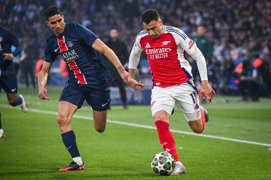 Gabriel Martinelli (dreapta), în duel cu Achraf Hakimi la semifinala Ligii Campionilor dintre Arsenal și PSG / Foto: Imago Dincolo de mitul favelei: 4 fotbaliști din lotul Braziliei care au avut o copilărie îndestulată și au ales totuși calea sacrificiului pe gazon