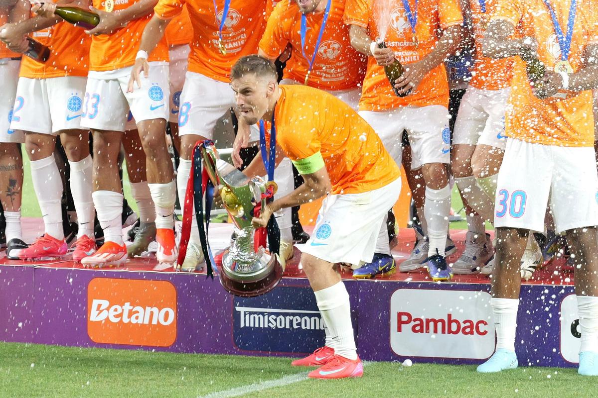 FCSB a primit trofeul Supercupei