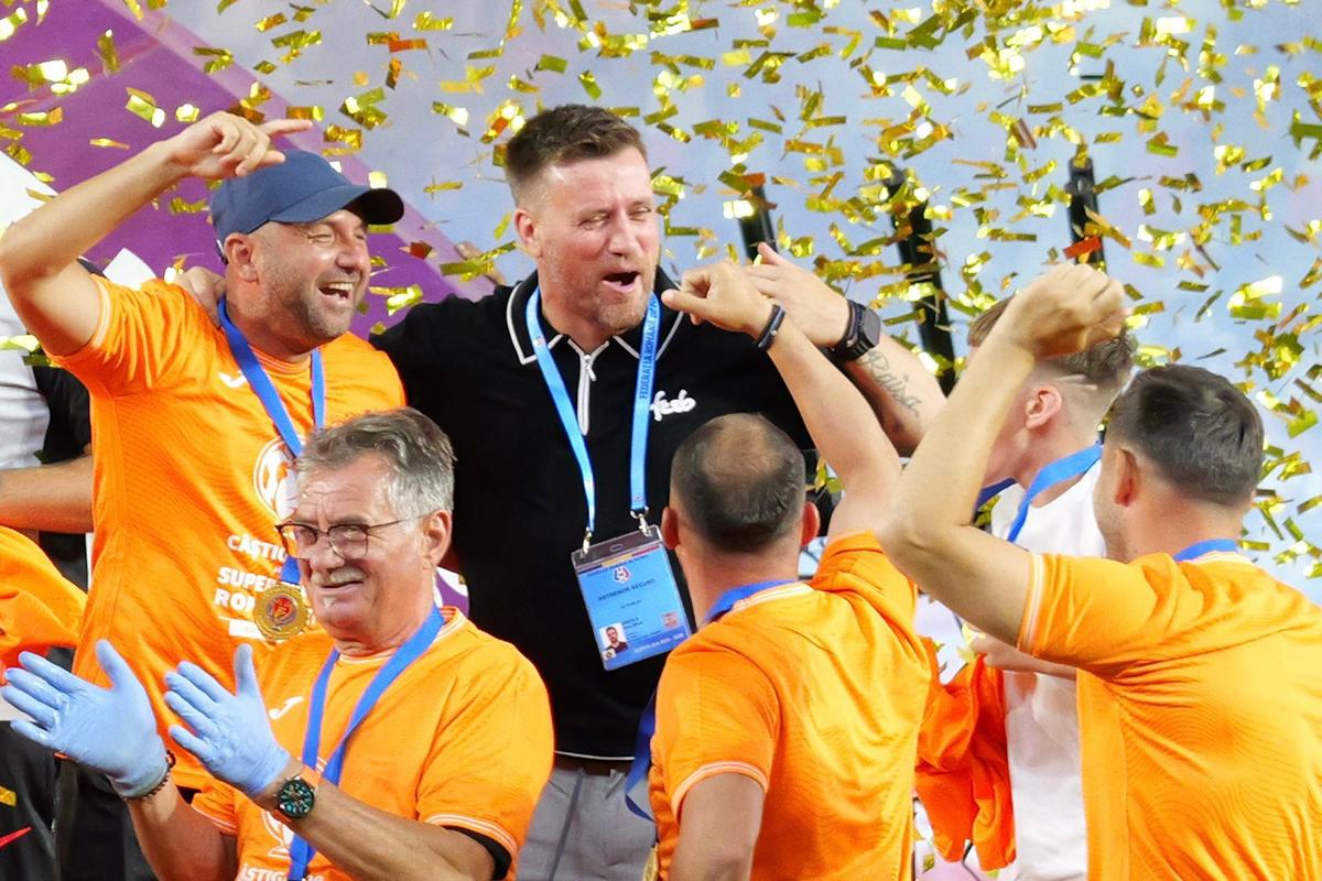 FCSB a primit trofeul Supercupei