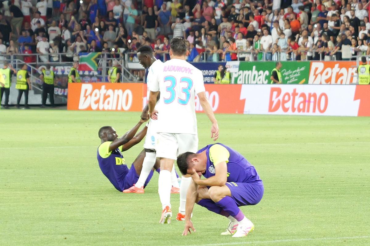 Top secret » Avem schemele pe care Dan Petrescu le-a pregătit pentru Supercupa cu FCSB și meciurile din Superliga: cum a vrut să dea lovitura