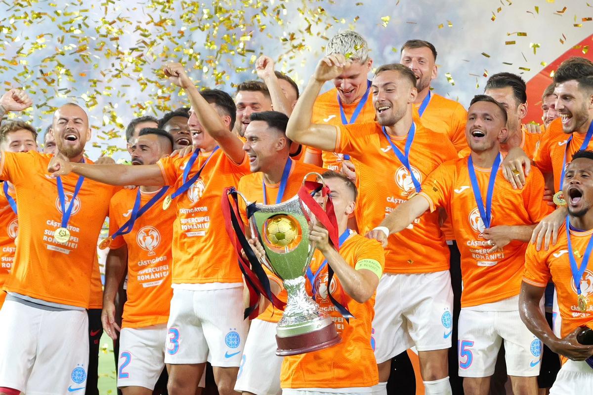 FCSB a primit trofeul Supercupei