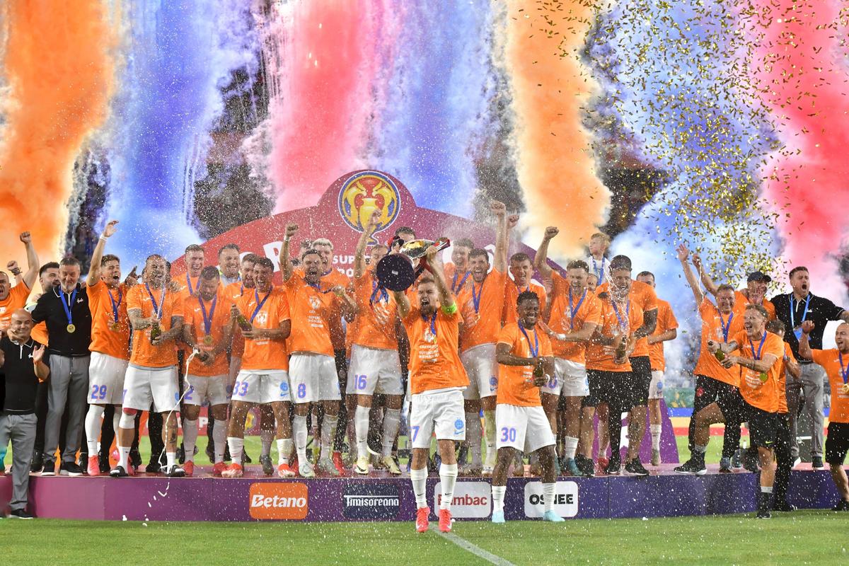 FCSB a primit trofeul Supercupei